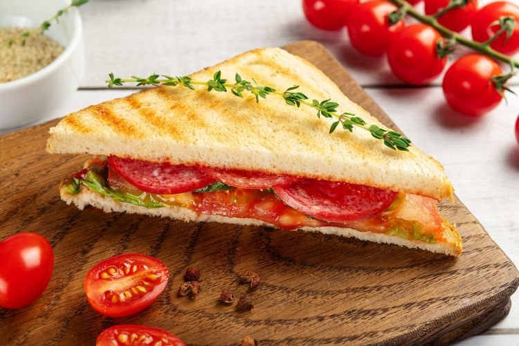 Panini mit Salami, Tomaten und Käse