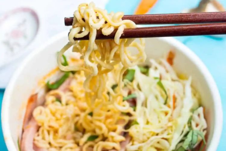 Ramen mit Huhn und Chinakohl