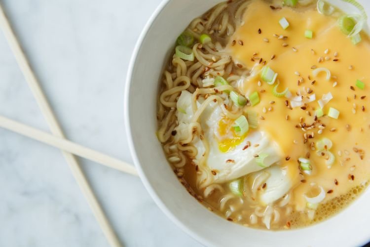 Ramen mit Ei und Schmelzkäse