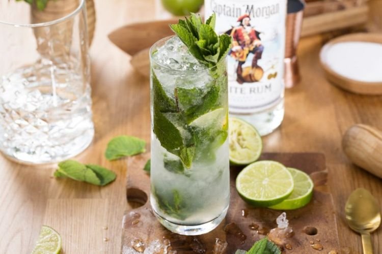 Klassischer alkoholischer Mojito