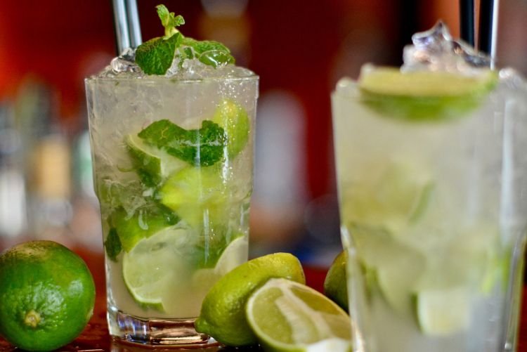 Mojito mit Tonic und Minzsirup