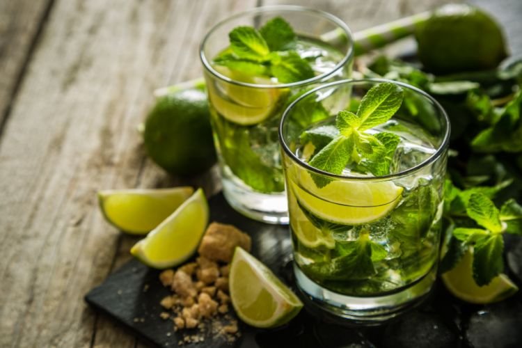 Mojito mit Zuckersirup