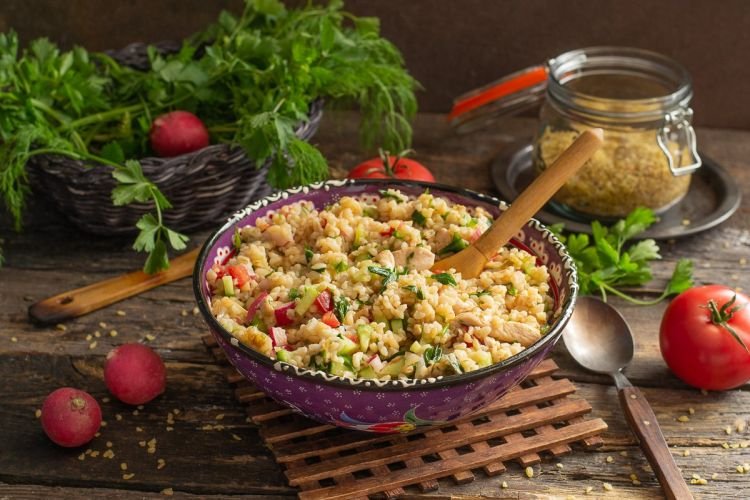Salat mit Huhn und Bulgur