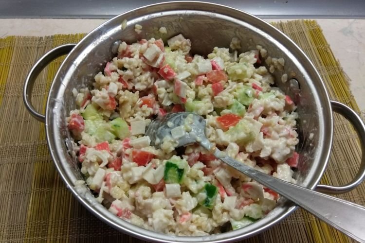 Salat mit Krabbenstäbchen und Bulgur