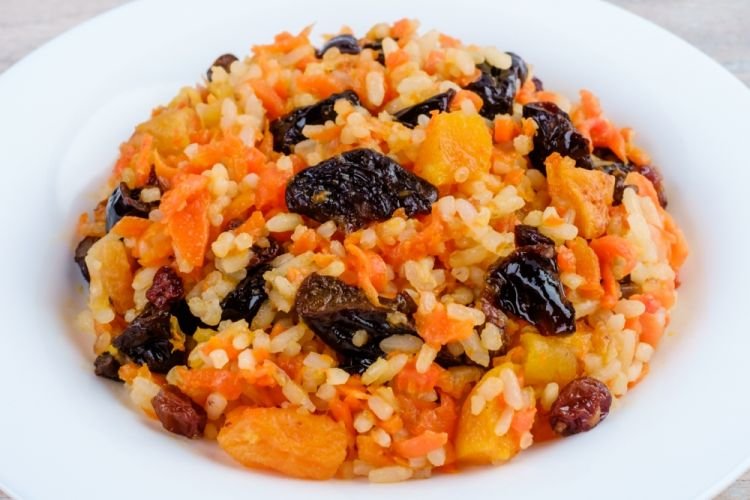 Salat mit Aprikosen, Bulgur und Käse