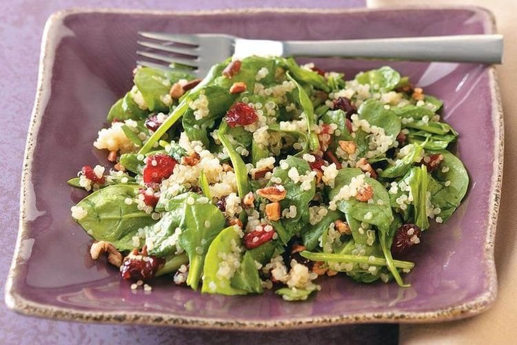 Salat mit Bulgur und Spinat