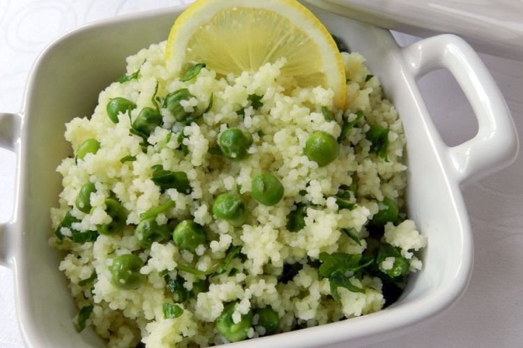 Salat mit Bulgur und grünen Erbsen