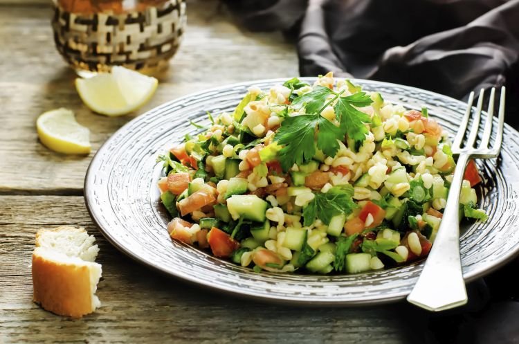 Gemüsesalat mit Bulgur
