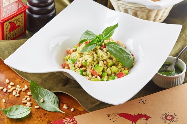 Salat mit Bulgur und Avocado