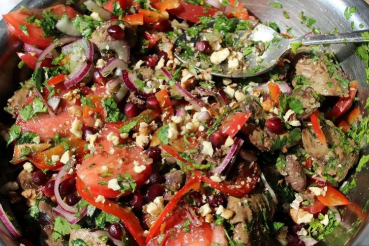 Salat mit Hühnerleber und Bulgur