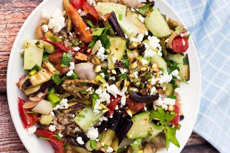 Salat mit Bulgur und Auberginen