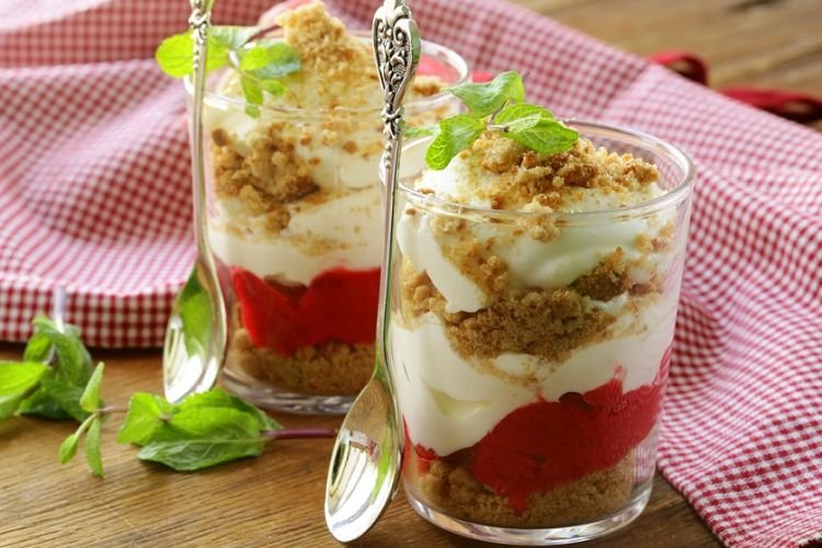 Trifle with Cookies and Frozen Berries