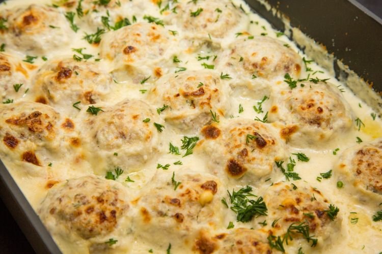 Frikadellen in Käsesauce