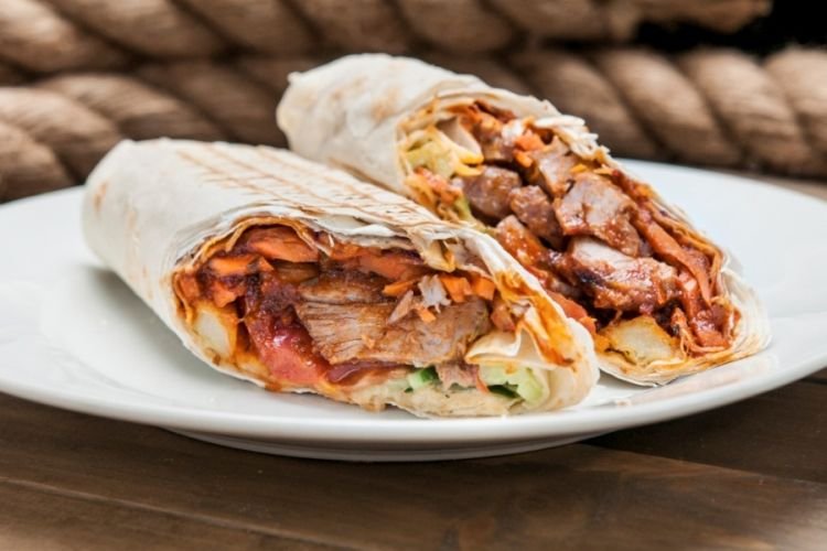 Döner Kebab mit eingelegten Gurken