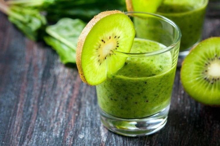 Smoothie with Spinach, Banana, and Kiwi