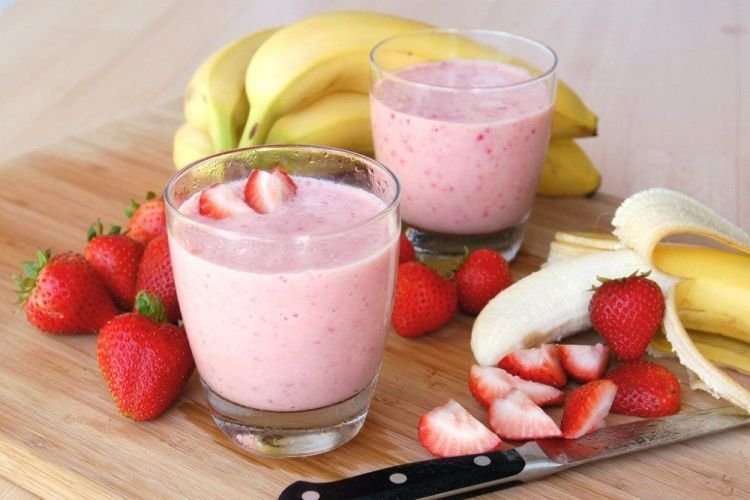 Smoothie with Cottage Cheese and Strawberries
