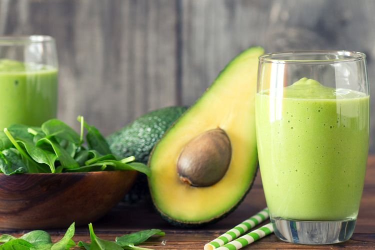 Smoothie with Avocado and Almonds