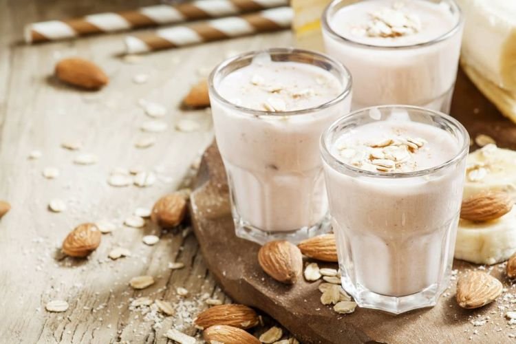 Smoothie with Oatmeal and Nuts