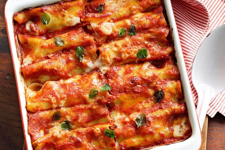 Cannelloni mit Hackfleisch in Tomatensauce