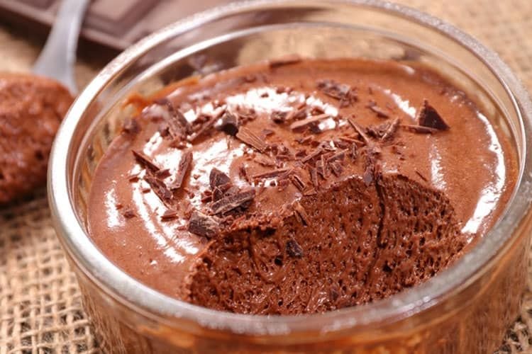Schokoladenmousse mit Johannisbeeren