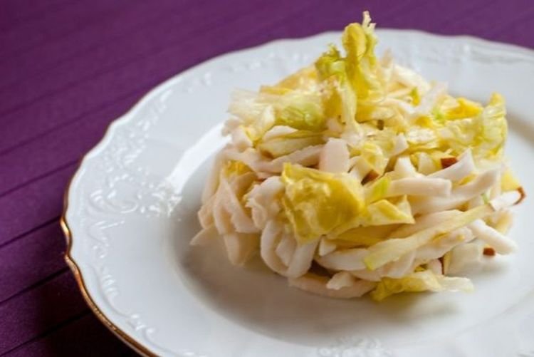 Salat mit Tintenfisch und Chinakohl