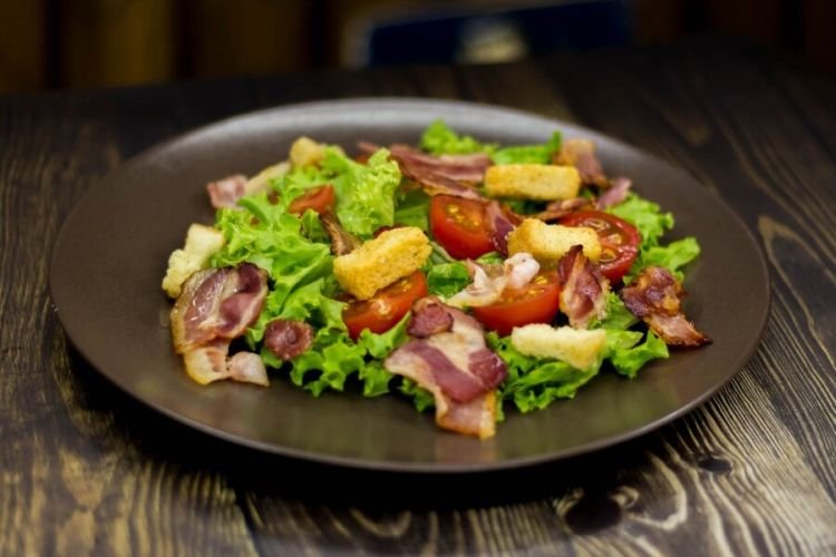 Salat mit Kirschtomaten und Speck