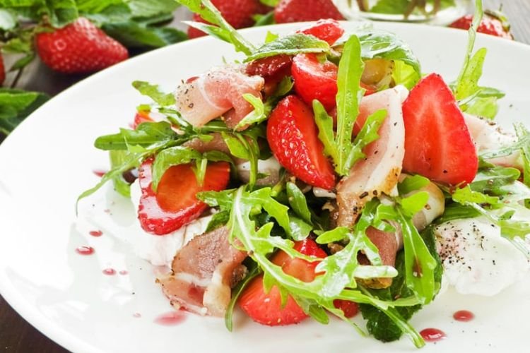 Salat mit Jamón und Erdbeeren