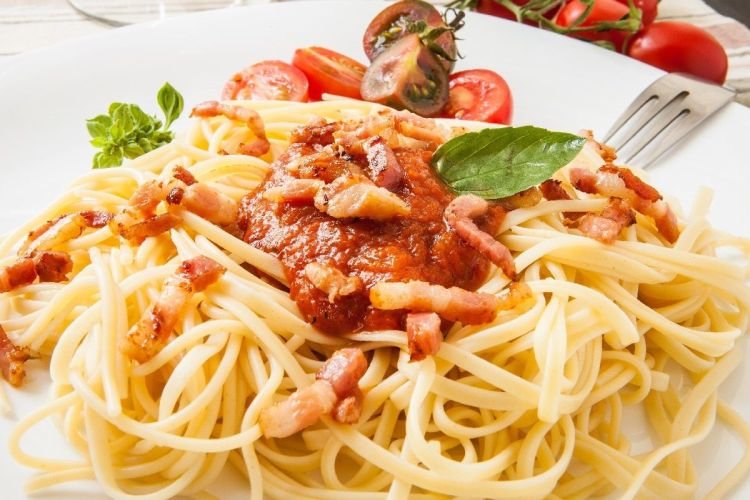 Pasta mit Speck und Basilikum