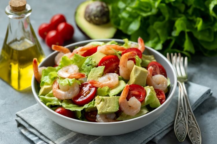 Salat mit Garnelen und Avocado