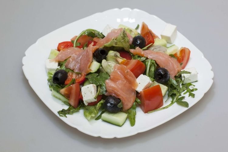 Salat mit Lachs und Feta