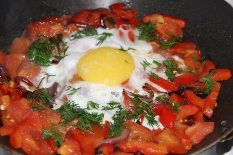 Rührei mit Tomaten und Zwiebeln