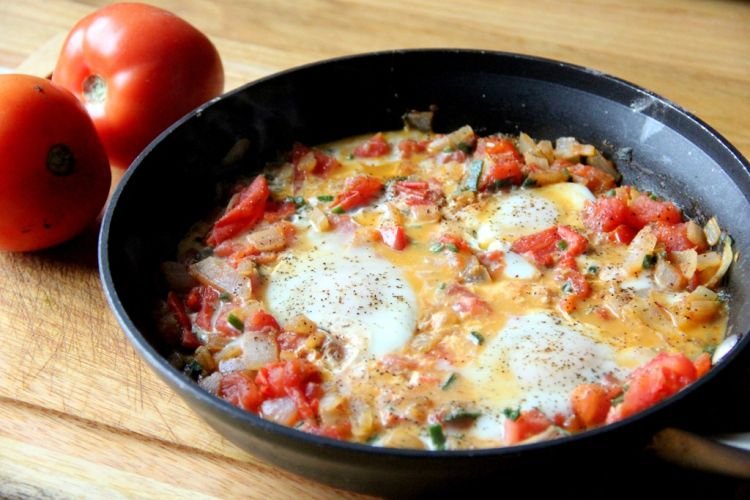Rührei mit Tomaten und Auberginen