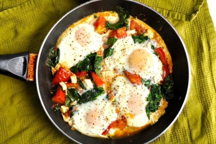Rührei mit Tomaten und Spinat