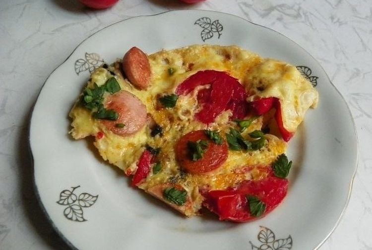 Rührei mit Würstchen und Tomaten