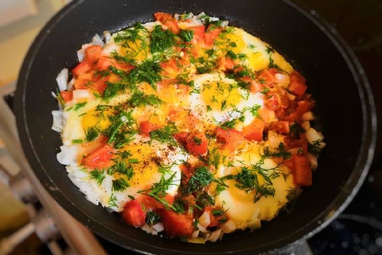 Rührei mit Tomaten und Zucchini