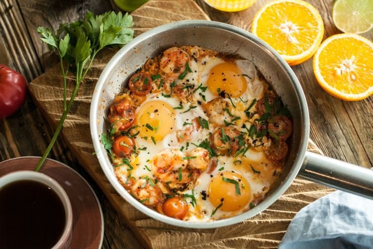 Rührei mit Tomaten und Meeresfrüchten