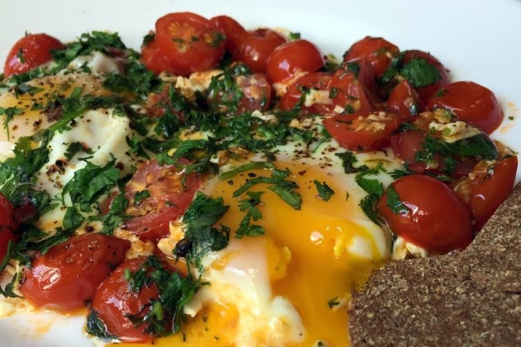 Rührei mit Huhn und Tomaten