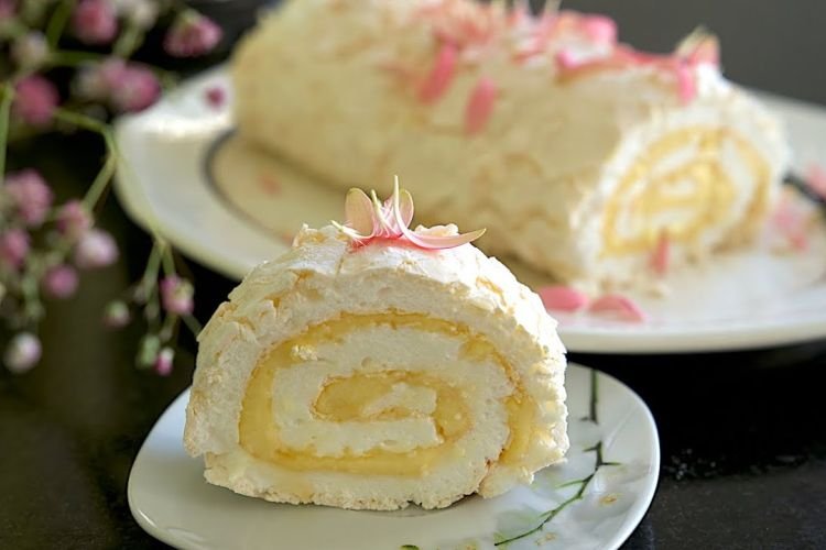 Baiser-Rolle mit Puddingcreme