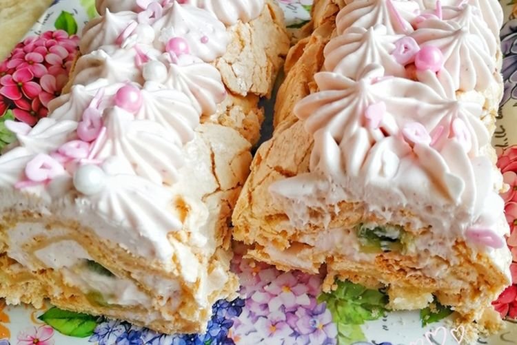 Baiser-Rolle mit Kiwi