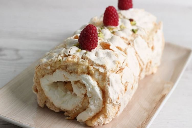 Baiser-Rolle mit Erdnussbutter