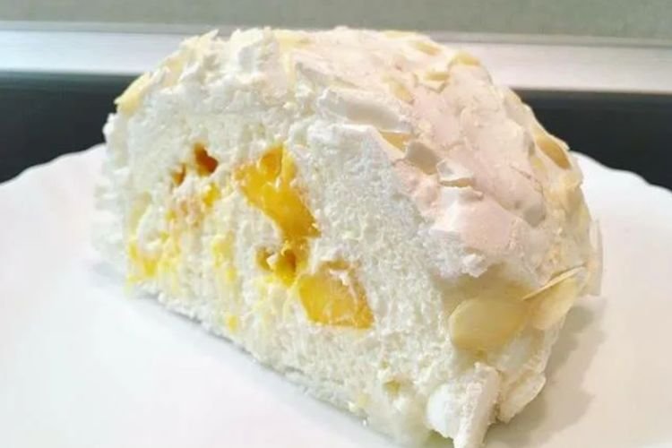 Baiser-Rolle mit Ananas