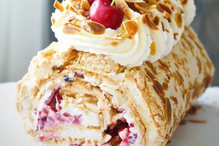 Baiser-Rolle mit Kirschen und Quarkcreme