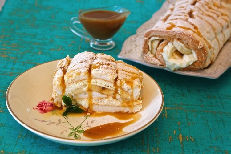 Baiser-Rolle mit Banane