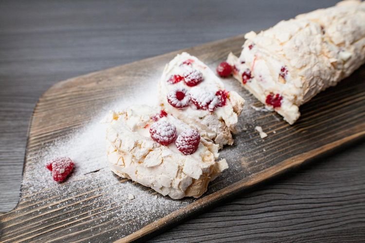 Baiser-Rolle mit Buttercreme