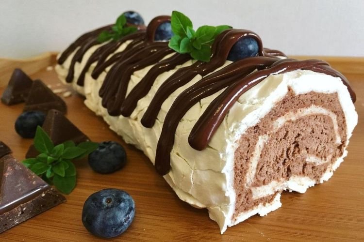 Baiser-Rolle mit Sauerrahmcreme