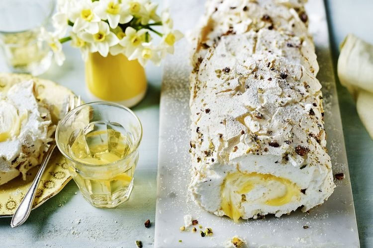 Baiser-Rolle mit Zitronencreme