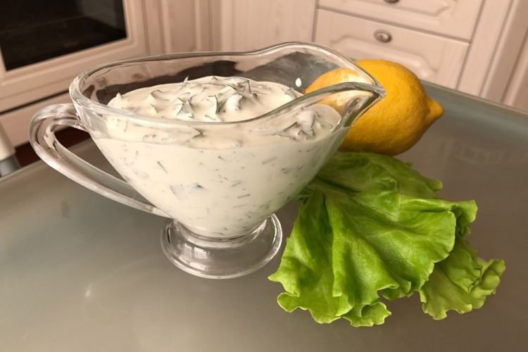 Sauerrahmsauce mit Zitronensaft