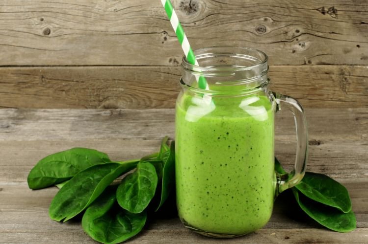 Protein-Shake mit Spinat und Datteln