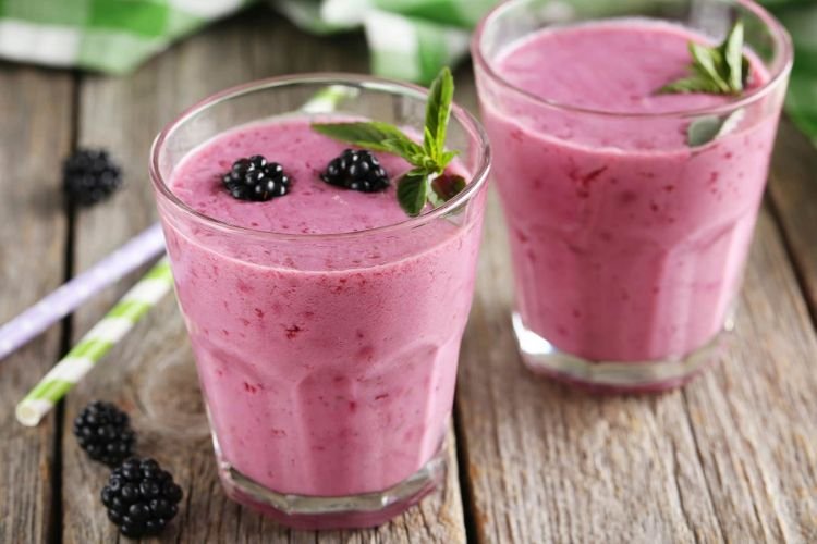 Protein-Shake mit Quark und Beeren