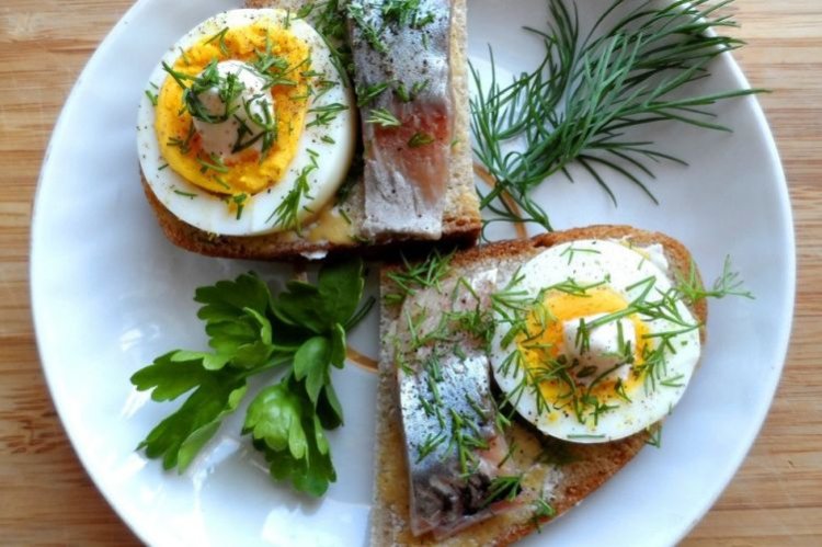 Heringssandwiches mit Ei
